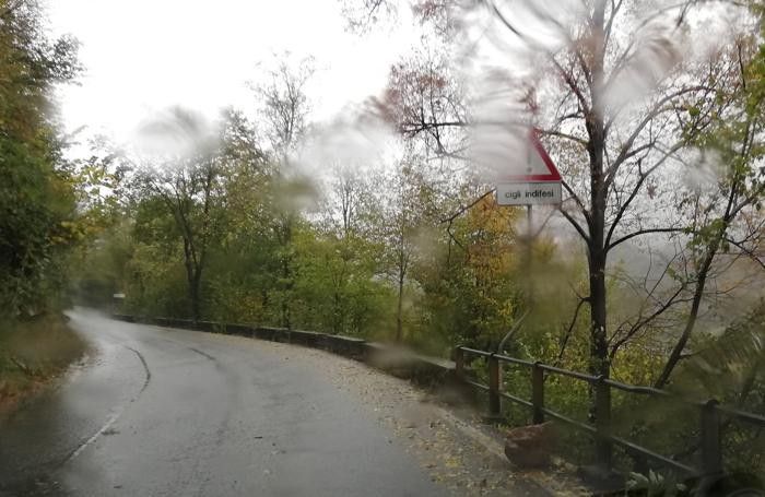 ARGEGNO - Un  masso e' caduto sulla sede stradale a Argegno lungo la provinciale 15 senza causare danni