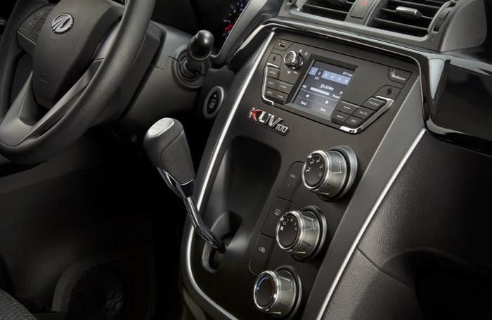 Mahindra Kuv100 - Il cambio joystick e un particolare della plancia Mahindra Kuv100 - Il cambio joystick e un particolare della plancia