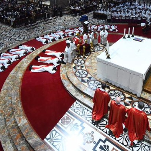 Don Simone Riva Don Simone, ordinazione in Duomo E stamattina celebra la prima messa ...