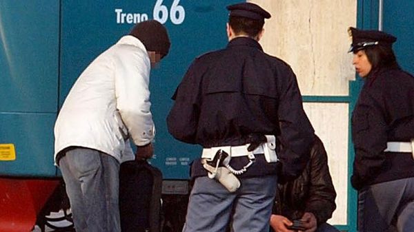 Un controllo della polizia ferroviaria: l’obiettivo è aumentare la sicurezza