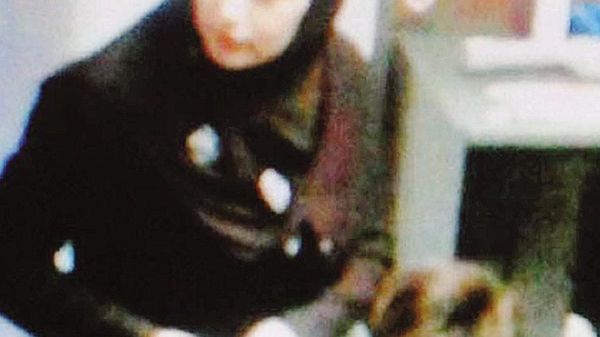 Un fermo immagine televisivo che  ritrae Valbona Berisha con il piccolo Alvin, la donna è morta in Siria