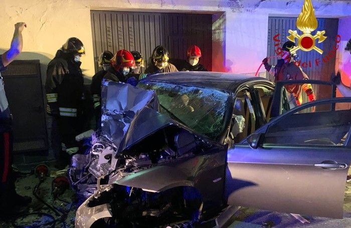 I vigili del fuoco impegnati a estrarre i feriti dall’auto
