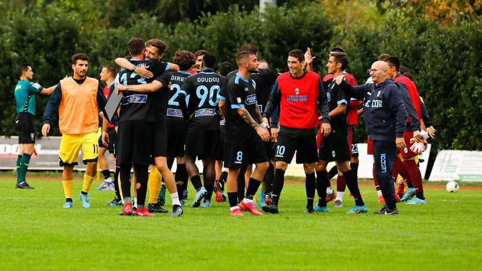 L’abbraccio tra i blucelesti domenica ad Arzignano al termine della partita vinta per 2-0 sul campo che sino a quel momento  era rimasto inviolato