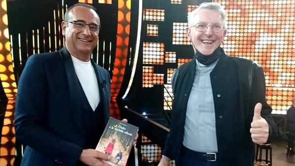Don Bruno Maggioni (a destra) insieme a Carlo Conti