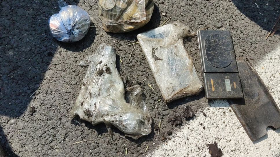 La pistola avvolta nel cellophane e i bilancini di precisione La pistola avvolta nel cellophane e i bilancini di precisione
