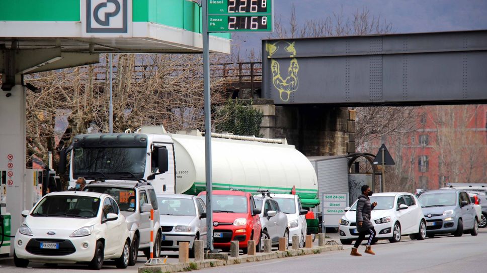 Un distributore di benzina a Lecco. I prezzi sono quelli di marzo, prima del taglio delle accise disposto dal governo Un distributore di benzina a Lecco. I prezzi sono quelli di marzo, prima del taglio delle accise disposto dal governo