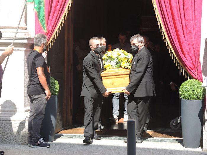 Il feretro all’uscita dalla chiesa
