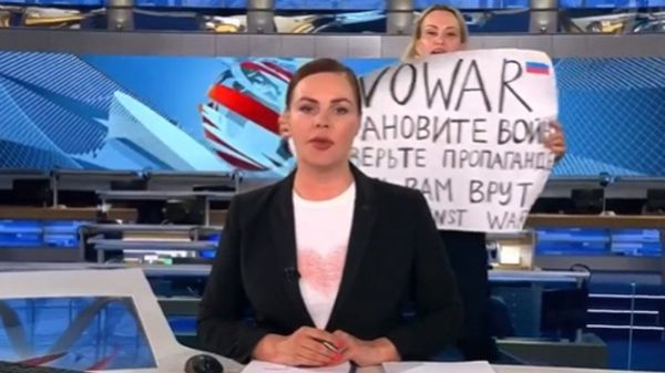 Marina Ovsiannikova durante la clamorosa protesta contro la propaganda putiniana in diretta televisiva