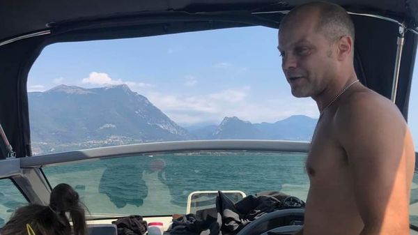 Alessandro Redaelli al timone della sua barca (Foto da Facebook)
