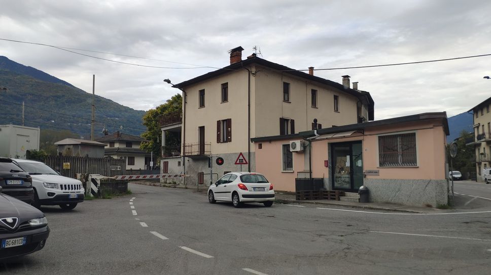 Il passaggio a livello di San Giacomo a Teglio Il passaggio a livello di San Giacomo a Teglio