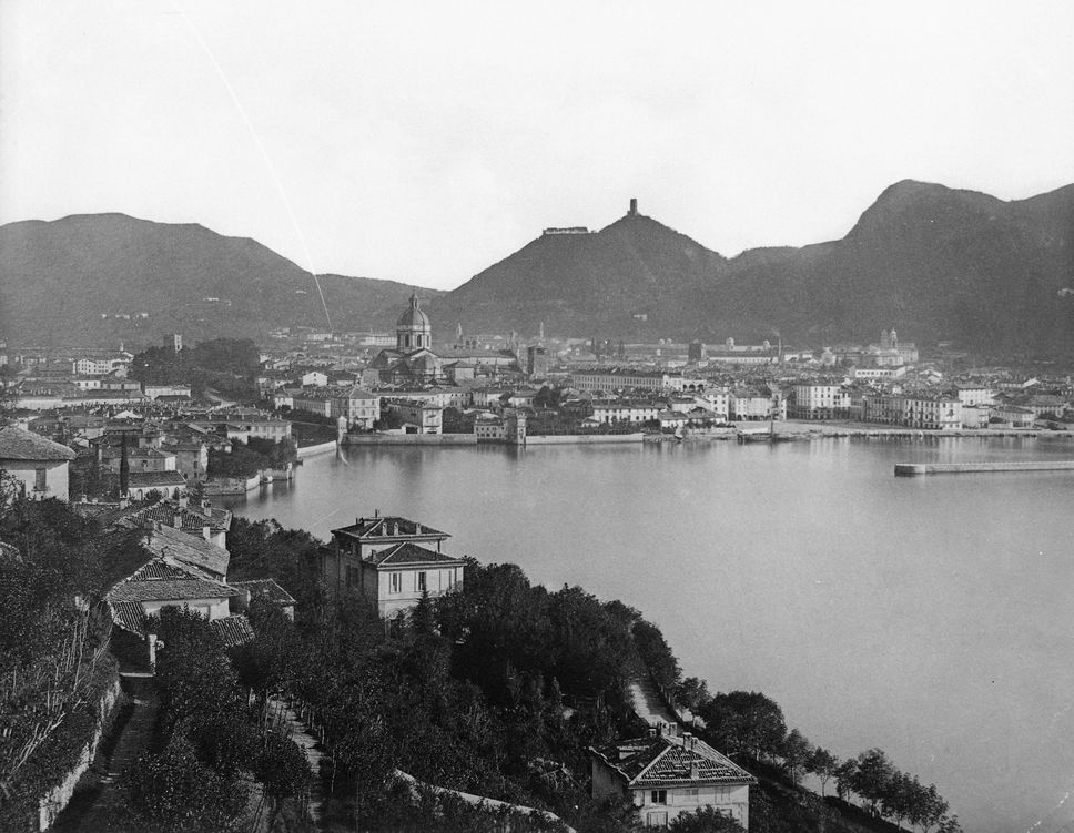 Veduta di Como del 1870 circa in cui si notano le torri delle mura, quella del Broletto e il Baradello
