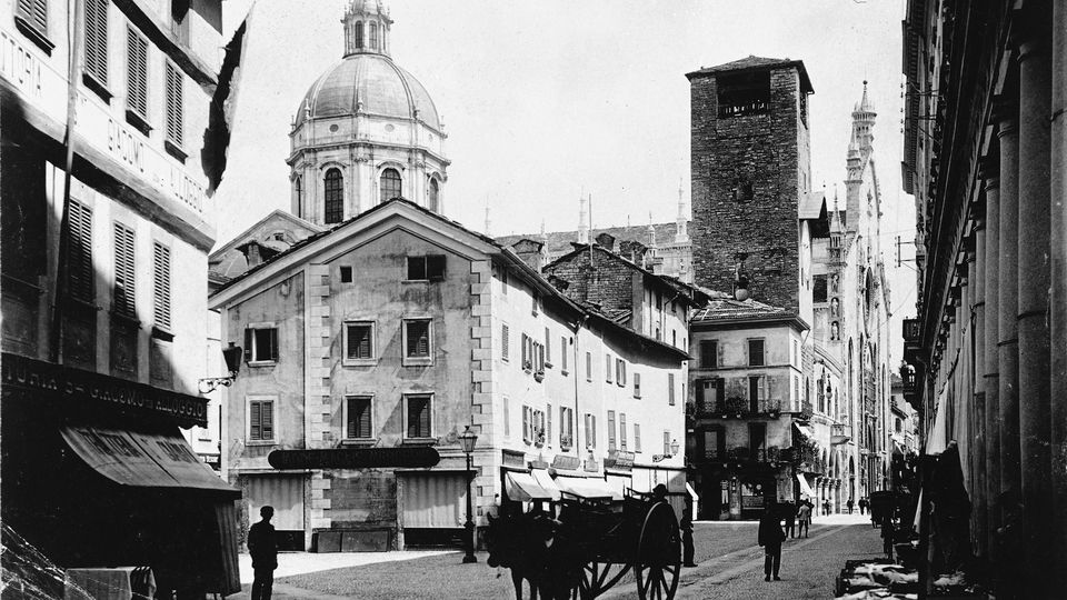 1895 -  via Plinio con la torre del Broletto sullo sfondo attorniata da edifici che in seguito furono demoliti