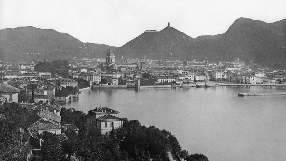 1870 - foto panoramica di Como, in cui si vedono distintamente le 3 torri delle mura medievali, quella del Broletto e il Castel Baradello