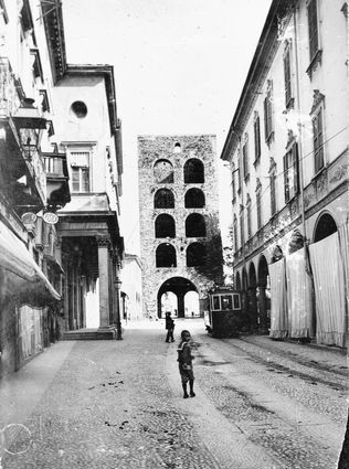 1910: il tram in via Cesare Cantù