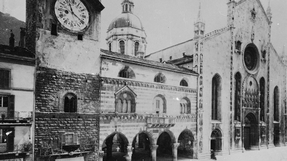 1895: il palazzo del Broletto con la vecchia torre campanaria e il sopralzo creato al tempo in cui ospitava il Teatro Sociale e poi sede  dell’archivio comunale