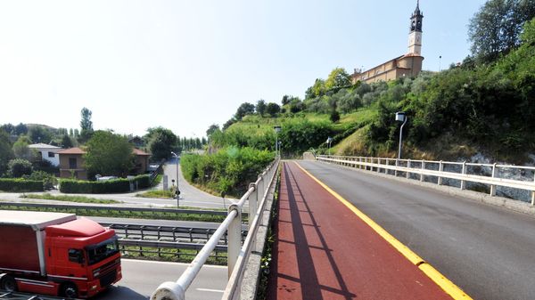 La passerella in progetto da dieci anni passerebbe di fianco al ponte