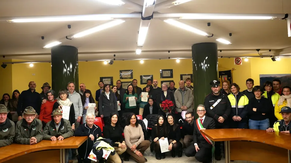 Il folto gruppo dei premiati in Comune a Berbenno