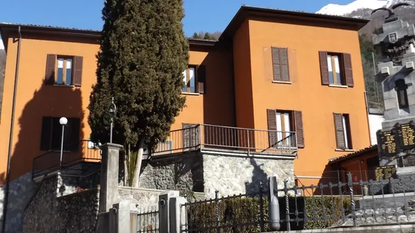 Primaluna (in foto il municipio) ha due volte gli abitanti di  Cortenova