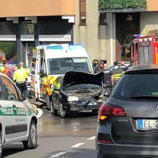 Erba, scontro frontale tra auto e ambulanza. Nessun ferito grave