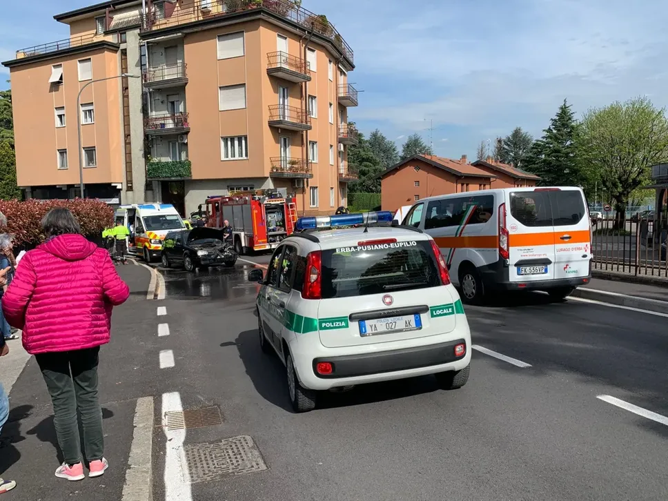 Scontro frontale tra auto e mezzo di trasporto semplice dell’ambulanza, a Erba
