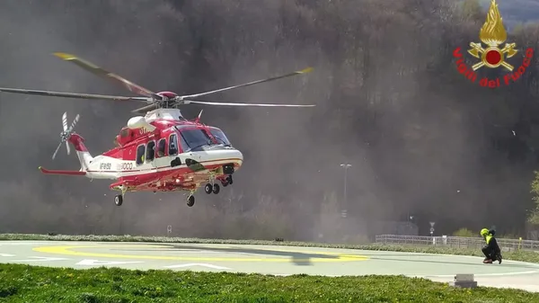 L’elicottero dei vigili del fuoco in azione