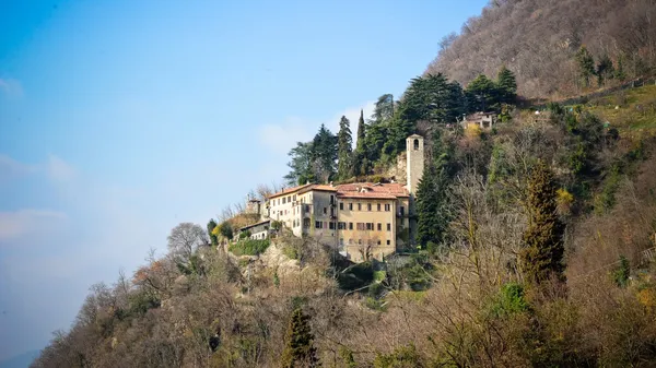 Riflettori accesi sulle chiese nell’edizione 2023 di Wiki Loves Lake Como. Tra i premi speciali uno riguarda l’eremo di San Donato a Garzola