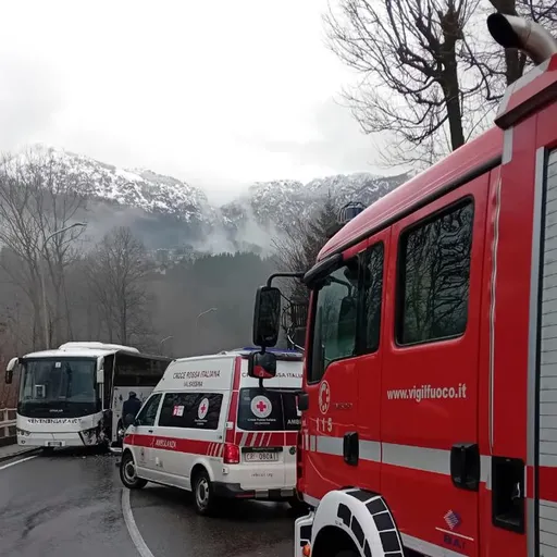 Cremeno, scontro tra un’auto e un bus pieno di turisti. Due feriti ...