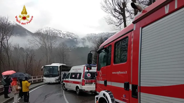 Cremeno, scontro tra un’auto e un bus pieno di turisti. Due feriti ...