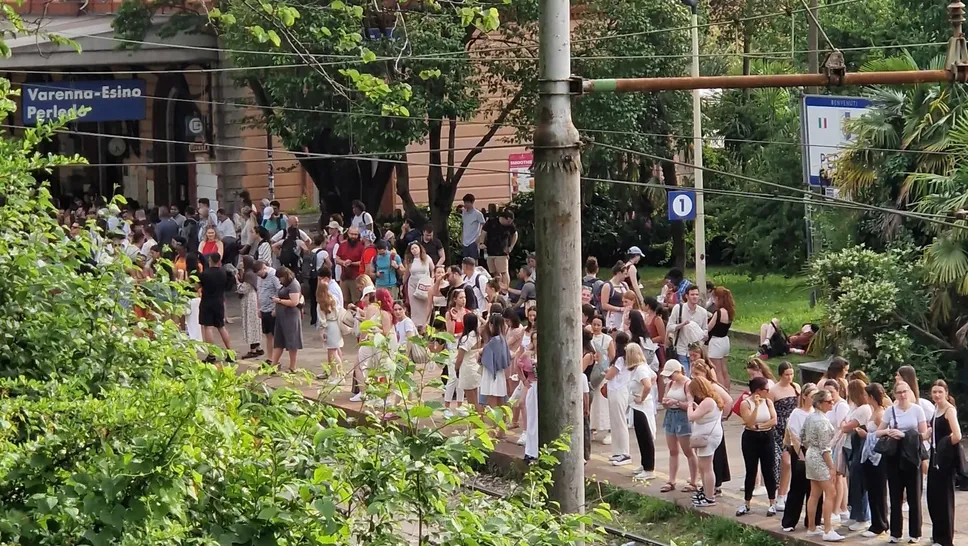 Folla alla stazione di Varenna