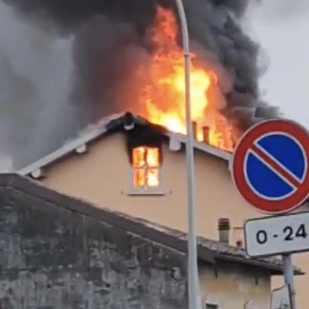 Incendio a Calcinato: Vigili del Fuoco in azione sul tetto di un'abitazione