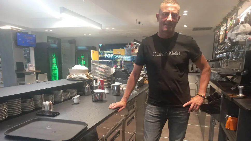 Dubino, il locale pubblico “The Bar” di via Valeriana di cui era affezionato cliente Ioan Lorea, 38 anni, ucciso a Colico: nella foto il titolare del bar Salvatore Profeta di 49 anni