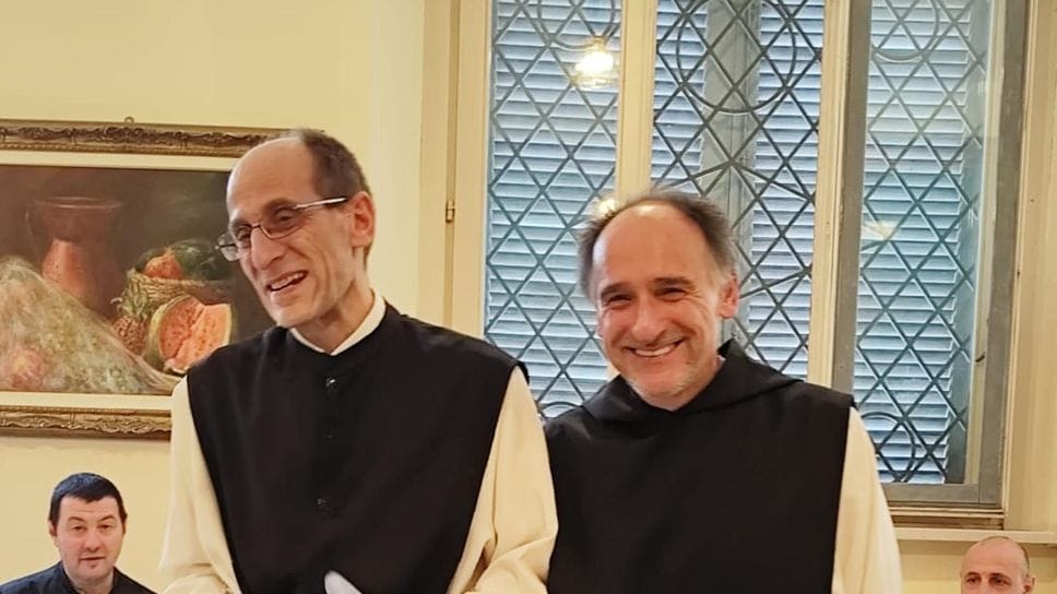 Colico, padre Massimo Marianella, 62 anni, priore dell’Abbazia di Piona a sinistra accanto a un confratello Colico, padre Massimo Marianella, 62 anni, priore dell’Abbazia di Piona a sinistra accanto a un confratello