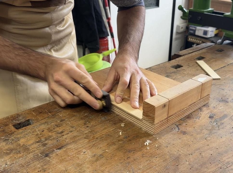 Martino Quintavalla, liutaio, mentre è al lavoro per costruire mandolini Martino Quintavalla, liutaio, mentre è al lavoro per costruire mandolini