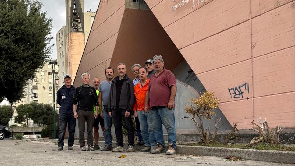Il gruppo dei volontari malenchi a Scampia e al centro, in abito scuro, padre Eraldo Cacchione Il gruppo dei volontari malenchi a Scampia e al centro, in abito scuro, padre Eraldo Cacchione