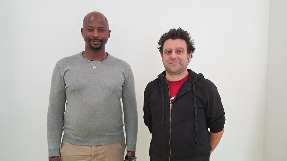 Jean Jacques, migrato dal Gambia, e il regista Jurij Razza durante l’incontro con gli studenti universitari alla Casa della Carità di Lecco Jean Jacques, migrato dal Gambia, e il regista Jurij Razza durante l’incontro con gli studenti universitari alla Casa della Carità di Lecco