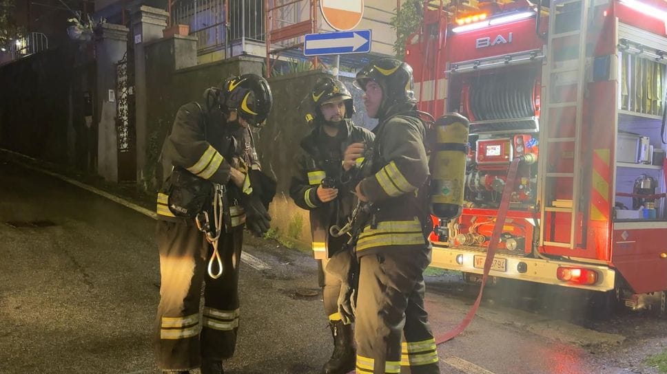 Merate - L’intervento dei vigili del fuoco in vicolo Stalletti Merate - L’intervento dei vigili del fuoco in vicolo Stalletti