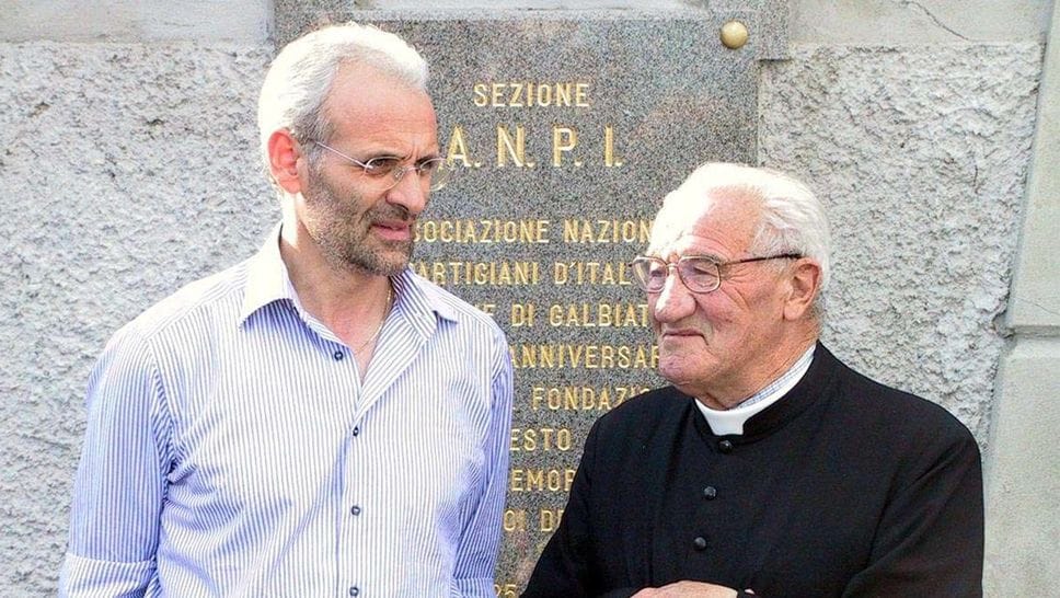 Una foto del 2007: padre Corti con l’allora sindaco Livio Bonacina Una foto del 2007: padre Corti con l’allora sindaco Livio Bonacina