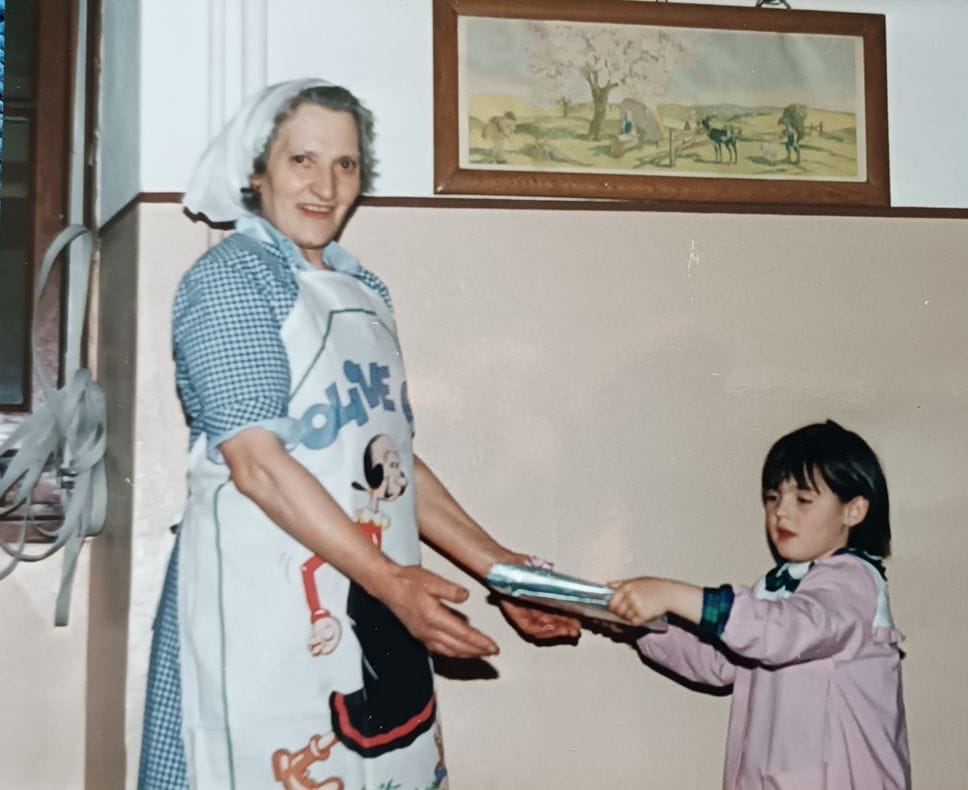 Margherita Besseghini premiata dai bambini dell’asilo il giorno della pensione