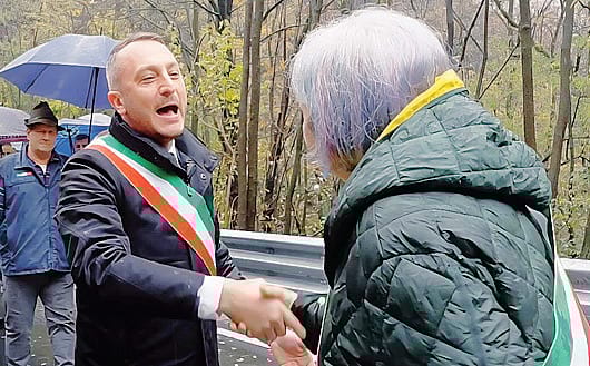 inauguraze strada Ardenno-  Buglio. Stretta di mano tra il sindaco Cristian Azzalini e il sindaco Laura Bonat a metà strada.