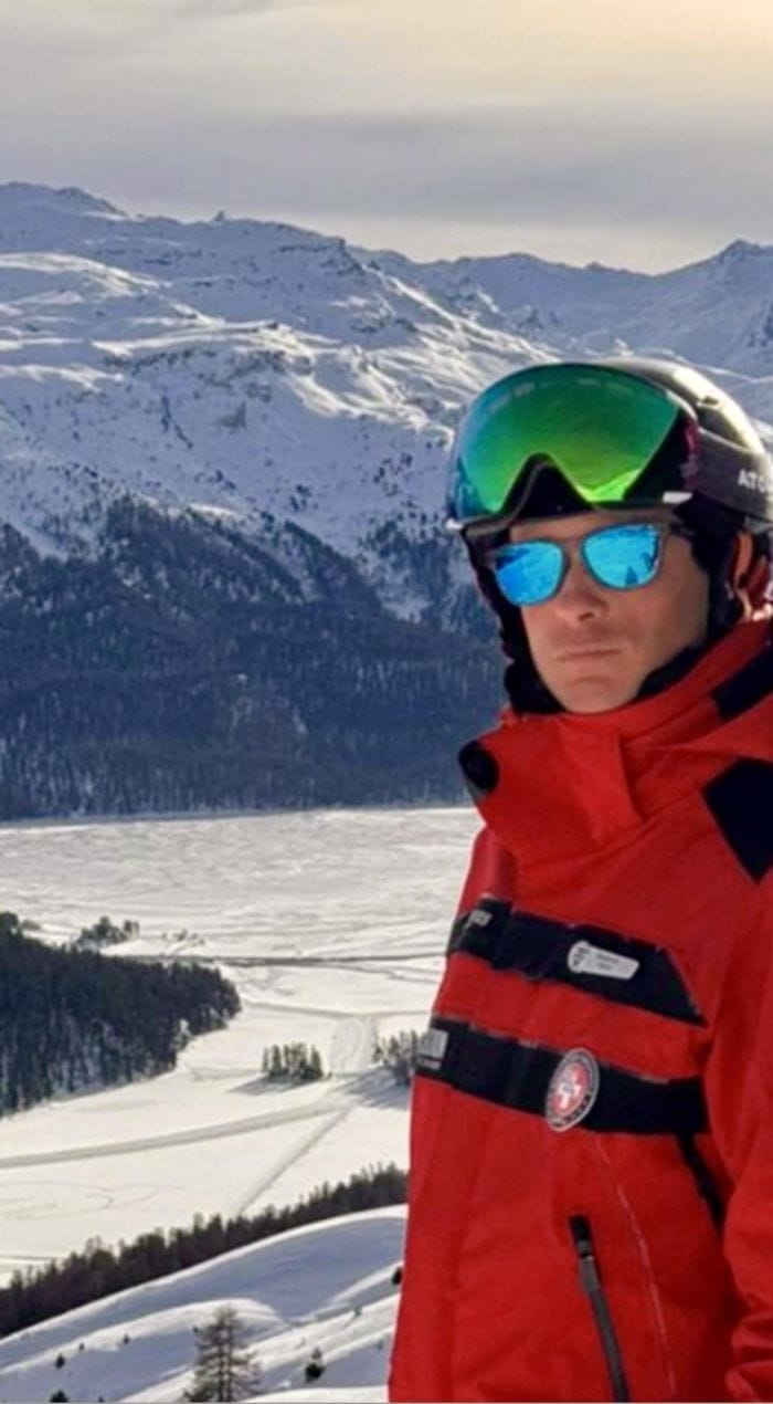Alessandro Caputo con la divisa della scuola sci Sankt Moritz e in montagna