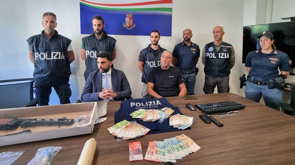 La conferenza stampa dopo l’operazione antidroga di Sirta, a Forcola