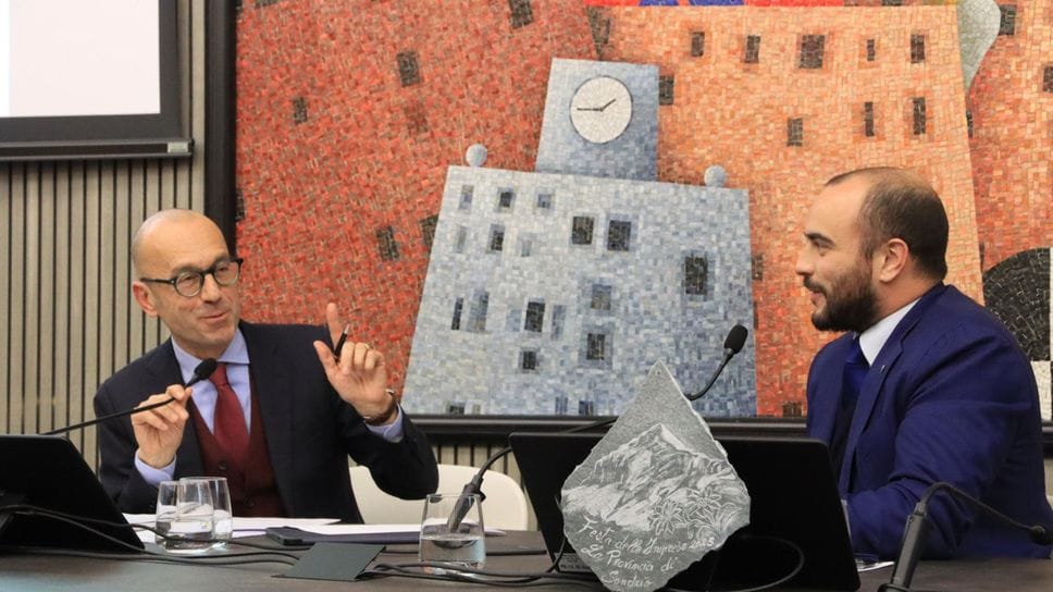 Gugileimo Auricchio, sulla destra, intervistato dal direttore Diego Minonzio