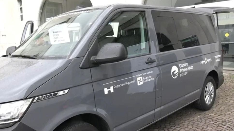 La navetta che porta  ortopedici e infermieri in Valtellina da Milano