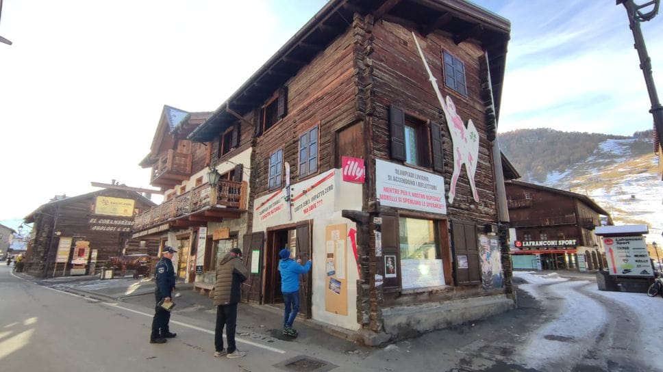 Livigno, in primo piano la casa  di Carlo Bormolini, 72 anni, perquisita dalla Polizia che ha sequestrato il fucile tenuto illegalmente dal pensionato che è stato arrestato e posto ai domiciliari, poi revocati,  a Lovero