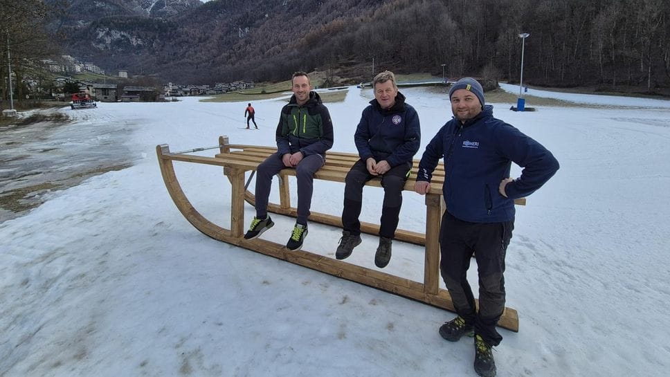Luigi Bontempi, Alessandro Bontempi e Michel Bardea, tre dei volontari che hanno realizzato la slitta gigante di Pradasc