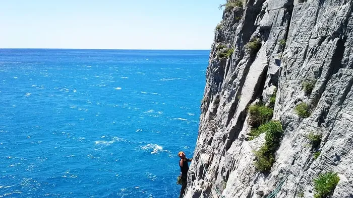 Cade dalla parete di arrampicata in Liguria: grave climber valtellinese ...