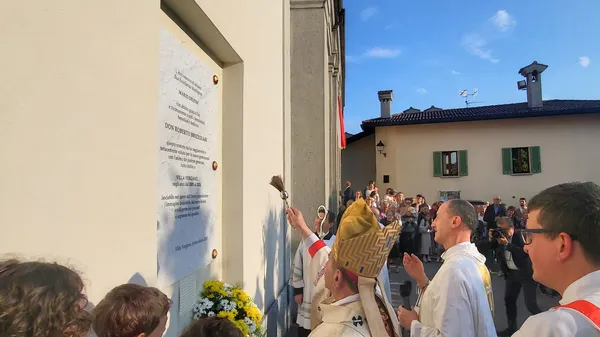 L’arcivescovo di Milano benedice la targa in memoria di don Roberto