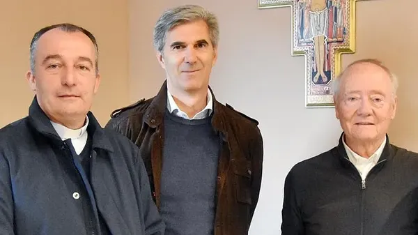 Il sindaco Marco Scaramellini al centro della foto