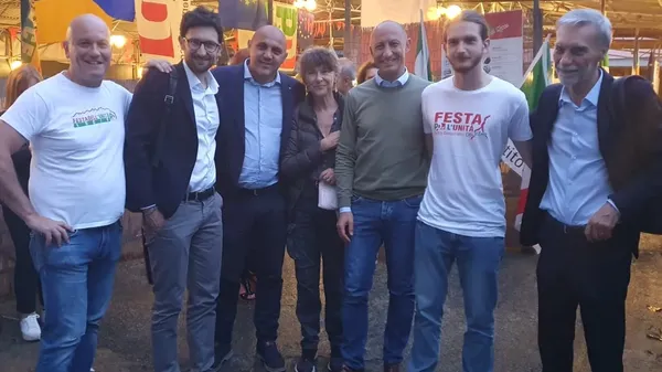 Delrio, a destra, insieme ai dirigenti dem locali