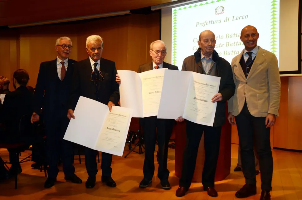 Pietro Battazza, secondo da destra accanto al sindaco di Lecco Mauro Gattinoni, con i fratelli Angelo e Cesare
